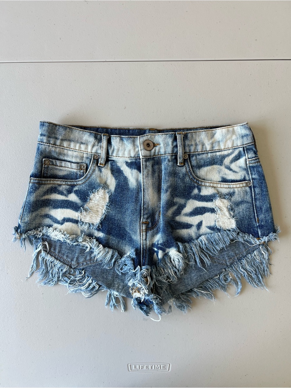 Bullhead // NWOT Women's Frayed Festival Mid Rise Cheeky Short Shorts Size 7 - 8